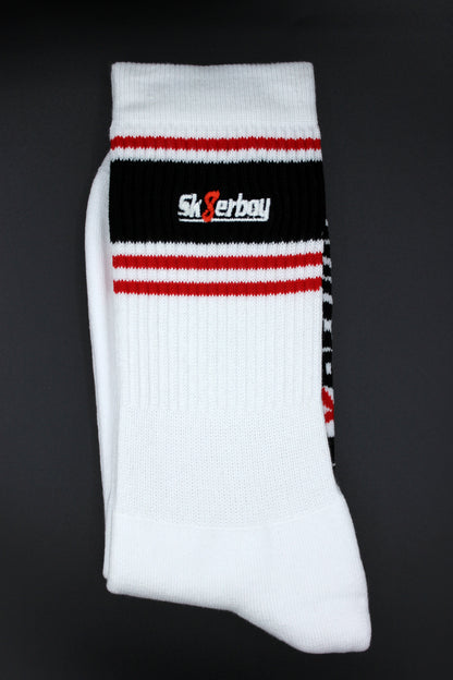 sk8erboy deluxe socken in der detail ansicht mit roten streifen am bund und hochwertig gesticktem logo