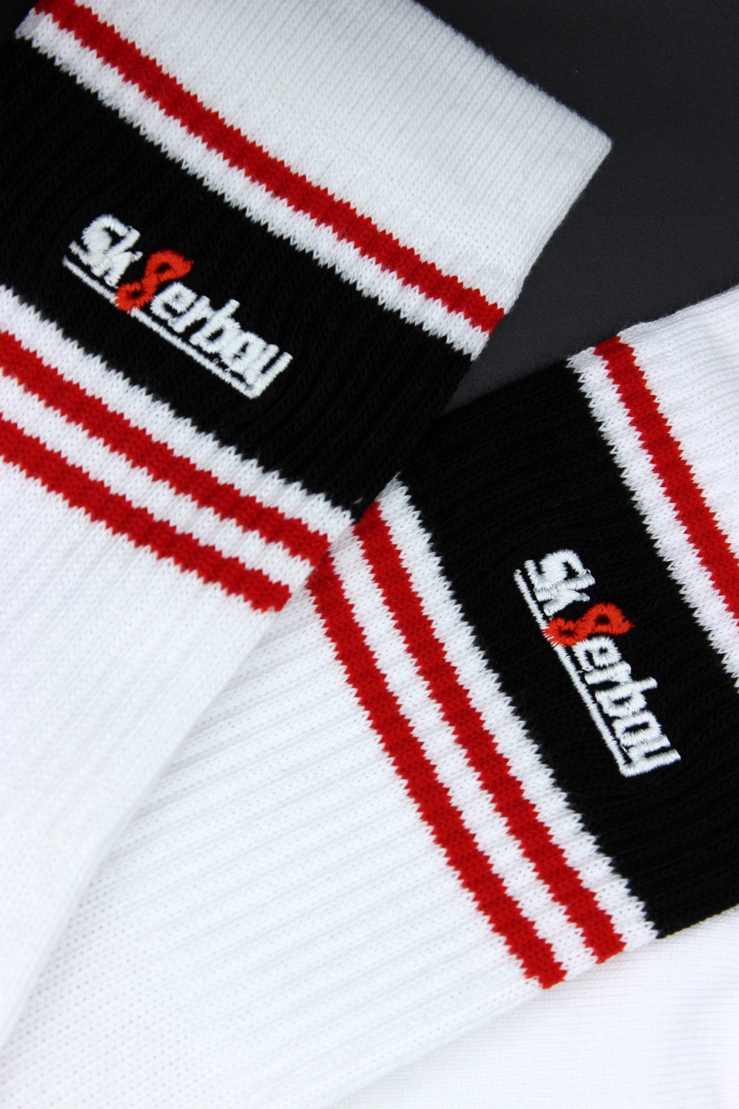 sk8erboy deluxe socken in der detail ansicht mit roten streifen am bund und hochwertig gesticktem logo