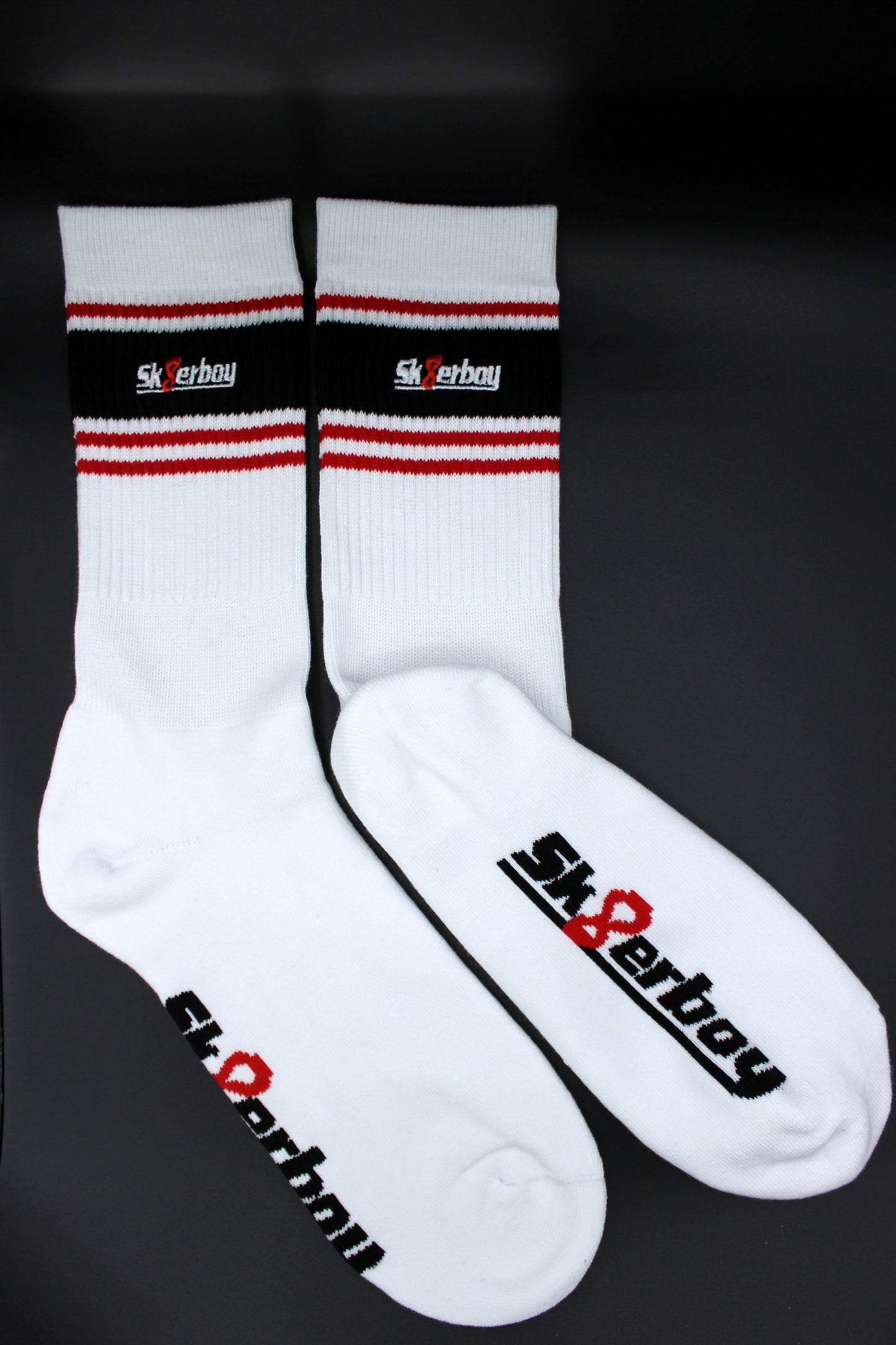 sk8erboy deluxe socken in der detail ansicht mit roten streifen am bund und hochwertig gesticktem logo