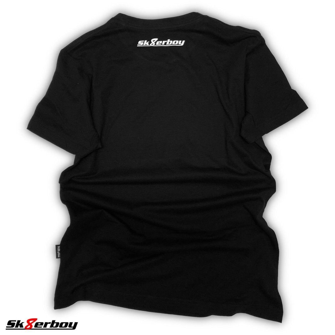 rueckseite eines sk8erboy t-shirts mit weissem logo 