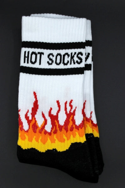 sk8erboy hot socks mit flammen bild auf der ferse in rot orange und gelb in detailansicht mit logo am bund und der unterseite 