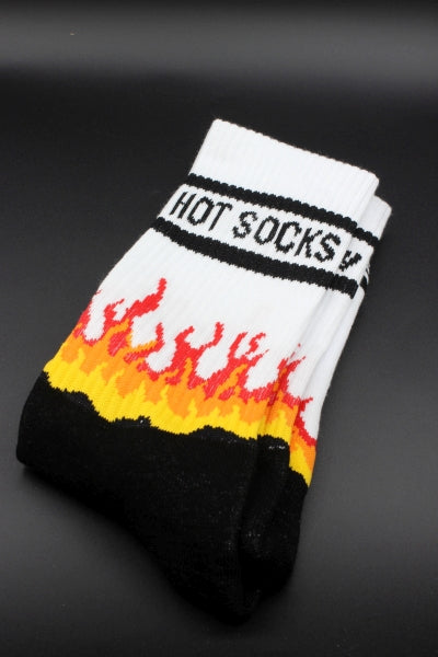 sk8erboy hot socks mit flammen bild auf der ferse in rot orange und gelb in detailansicht mit logo am bund und der unterseite 
