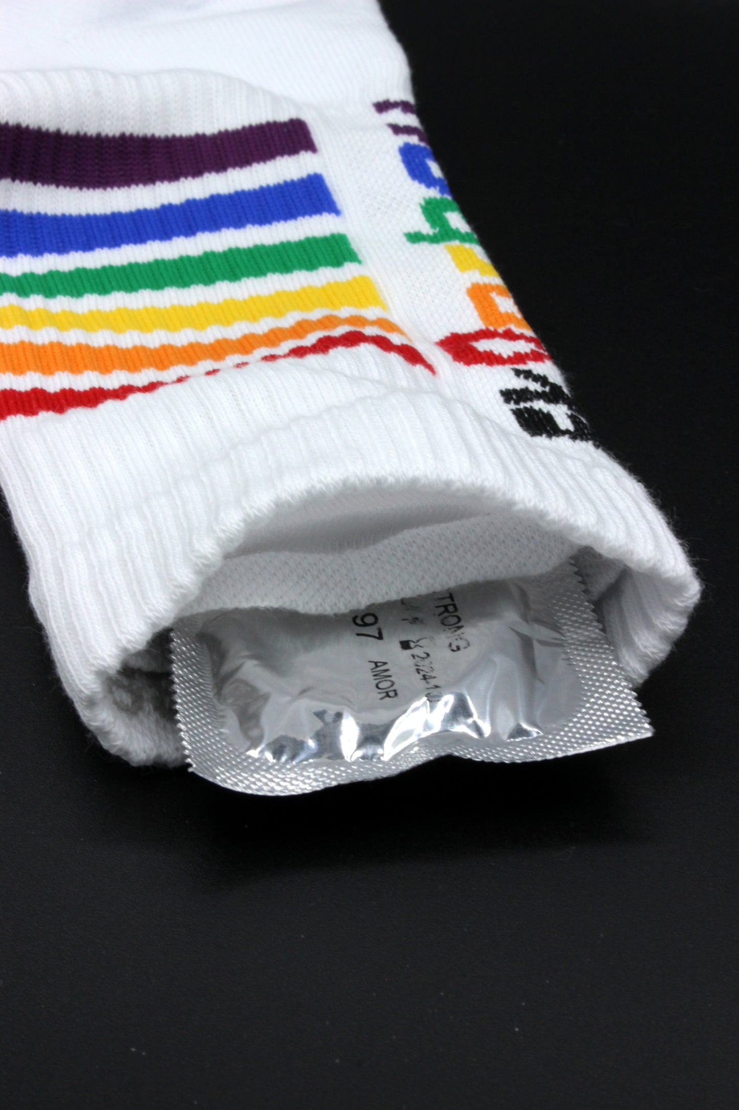 sk8erboy pride socken rainbow flag lgbtq+ socken in detailansicht