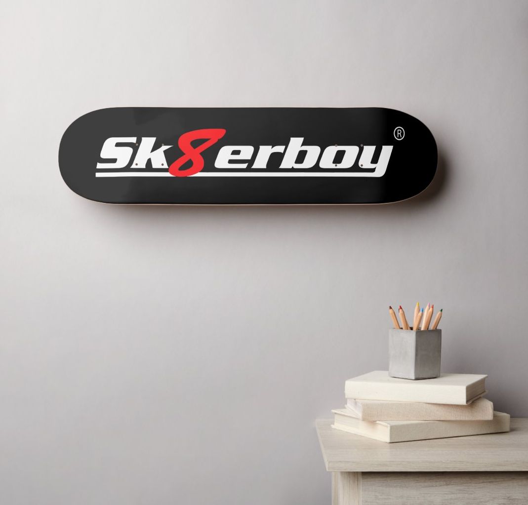 Limitiertes Sk8erboy Skateboard aus USA aus USA Ahorn Holz und vom Profi gefertigt jetzt exklusiv bei Sk8erboy erhältlich für Dekoration an der Wand oder mit montierten Rollen, Grip und Achsen auch in der halfpipe Nutzbar mit Sk8erboy Logo auf der Unterseite
