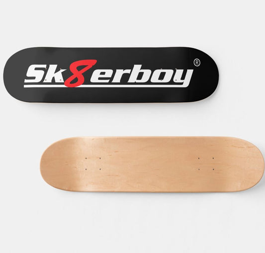 Limitiertes Sk8erboy Skateboard aus USA aus USA Ahorn Holz und vom Profi gefertigt jetzt exklusiv bei Sk8erboy erhältlich für Dekoration an der Wand oder mit montierten Rollen, Grip und Achsen auch in der halfpipe Nutzbar mit Sk8erboy Logo auf der Unterseite und oben blankes holz