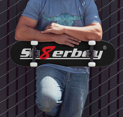 Limitiertes Sk8erboy Skateboard aus USA aus USA Ahorn Holz und vom Profi gefertigt jetzt exklusiv bei Sk8erboy erhältlich für Dekoration an der Wand oder mit montierten Rollen, Grip und Achsen auch in der halfpipe Nutzbar mit Sk8erboy Logo auf der Unterseite mit montierten achsen und rollen