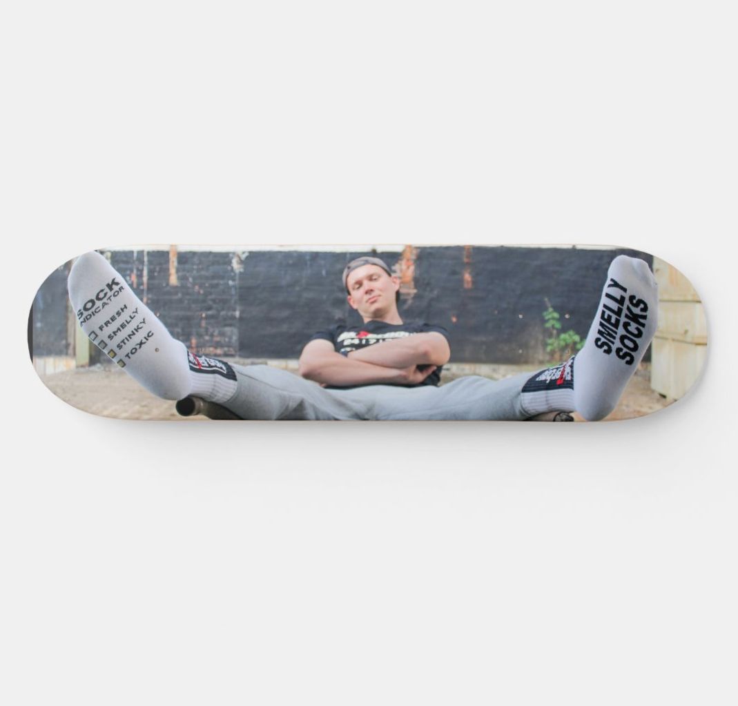 Limitiertes Sk8erboy Skateboard aus USA aus USA Ahorn Holz und vom Profi gefertigt jetzt exklusiv bei Sk8erboy erhältlich für Dekoration an der Wand oder mit montierten Rollen, Grip und Achsen auch in der halfpipe Nutzbar mit Sk8erboy Smelly Socks Model auf der Unterseite an der Wand