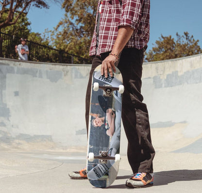 Limitiertes Sk8erboy Skateboard aus USA aus USA Ahorn Holz und vom Profi gefertigt jetzt exklusiv bei Sk8erboy erhältlich für Dekoration an der Wand oder mit montierten Rollen, Grip und Achsen auch in der halfpipe Nutzbar mit Sk8erboy Smelly Socks Model auf der Unterseite mit montierten Rollen und achsen