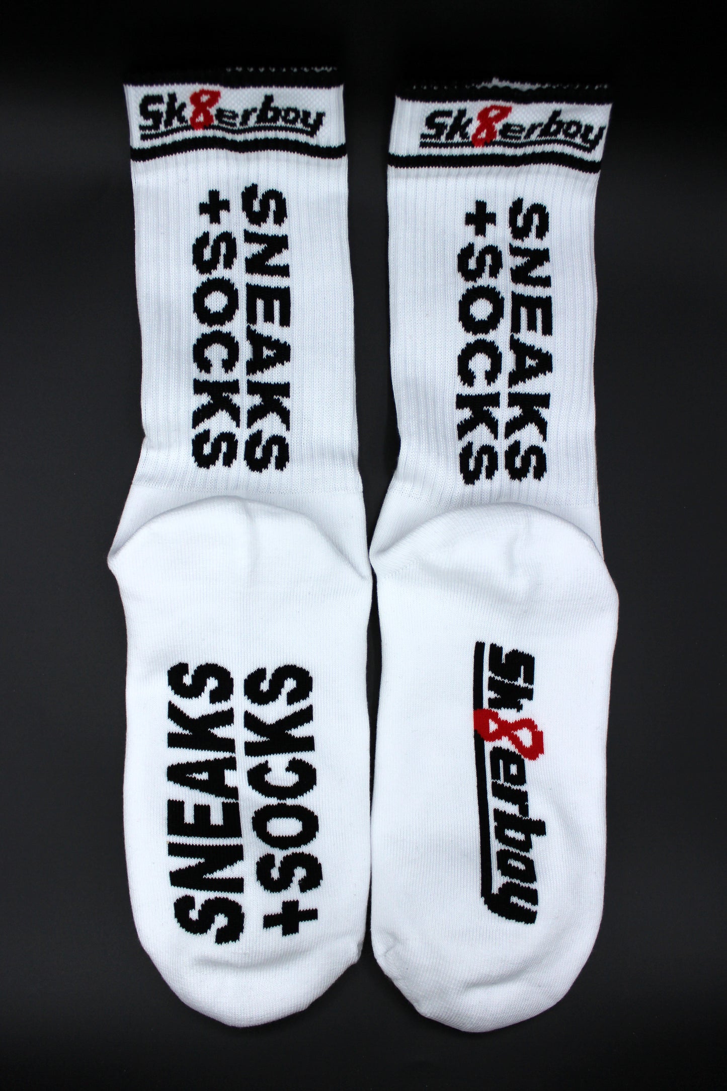 detailansicht der sk8erboy sneaks + socks socken fuer alle liebhaber von geilen sneakern und smelly socks mit großem schriftzug und logo auf der unterseite vorne und hinten