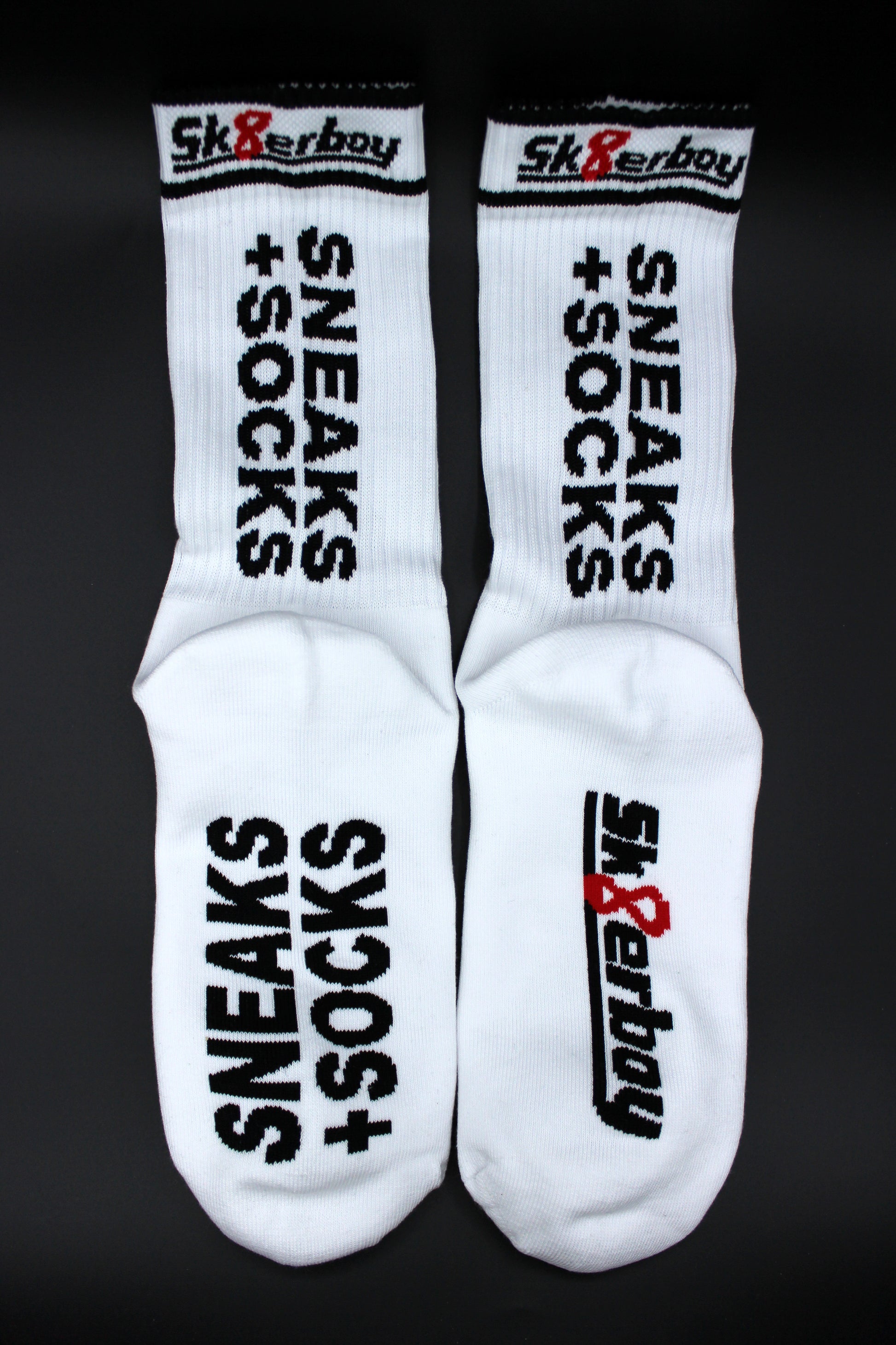 detailansicht der sk8erboy sneaks + socks socken fuer alle liebhaber von geilen sneakern und smelly socks mit großem schriftzug und logo auf der unterseite vorne und hinten