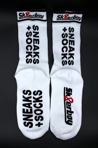detailansicht der sk8erboy sneaks + socks socken fuer alle liebhaber von geilen sneakern und smelly socks mit großem schriftzug und logo auf der unterseite vorne und hinten