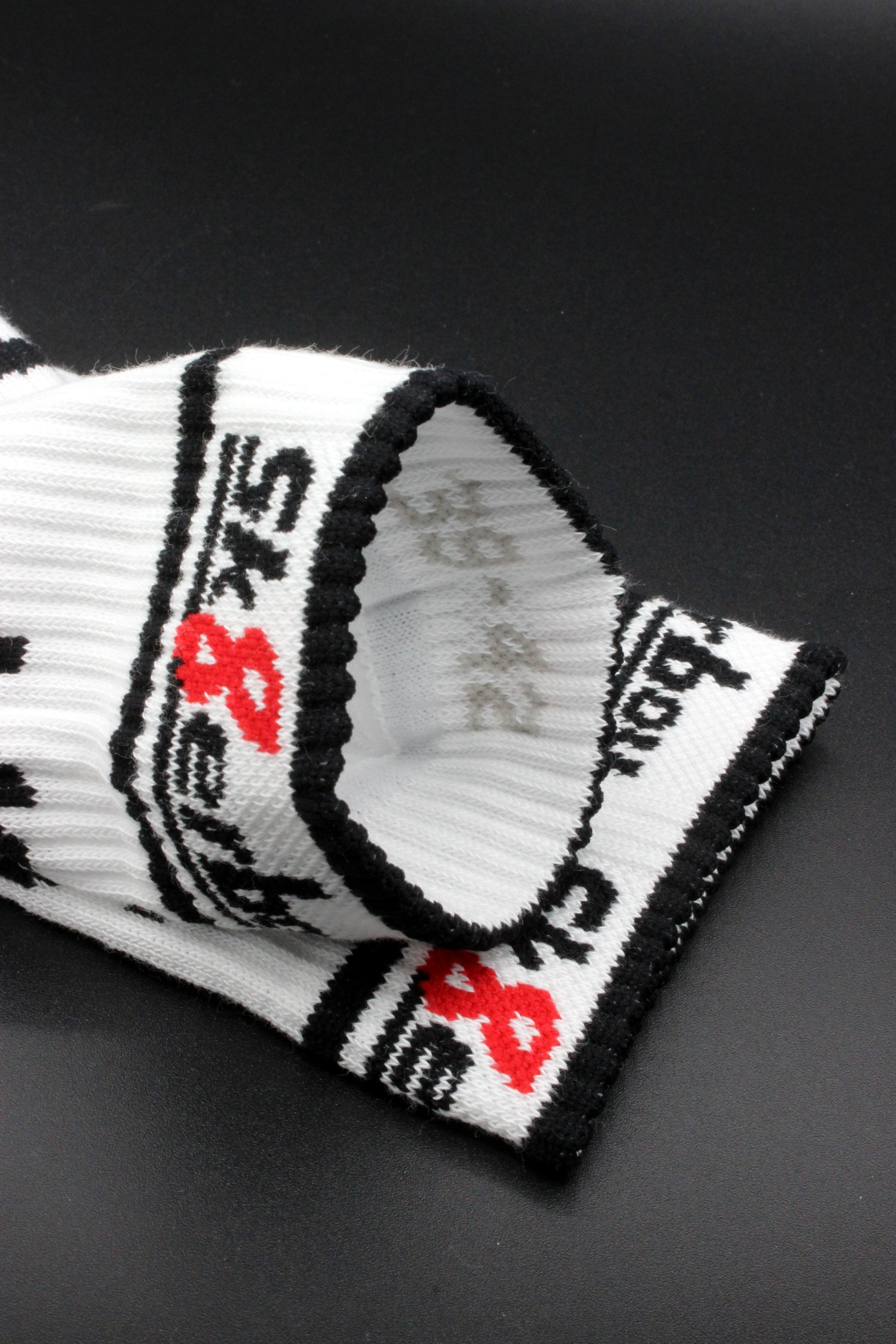 detailansicht der sk8erboy sneaks + socks socken fuer alle liebhaber von geilen sneakern und smelly socks mit großem schriftzug und logo auf der unterseite vorne und hinten