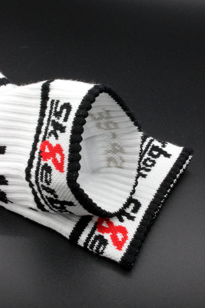 detailansicht der sk8erboy sneaks + socks socken fuer alle liebhaber von geilen sneakern und smelly socks mit großem schriftzug und logo auf der unterseite vorne und hinten