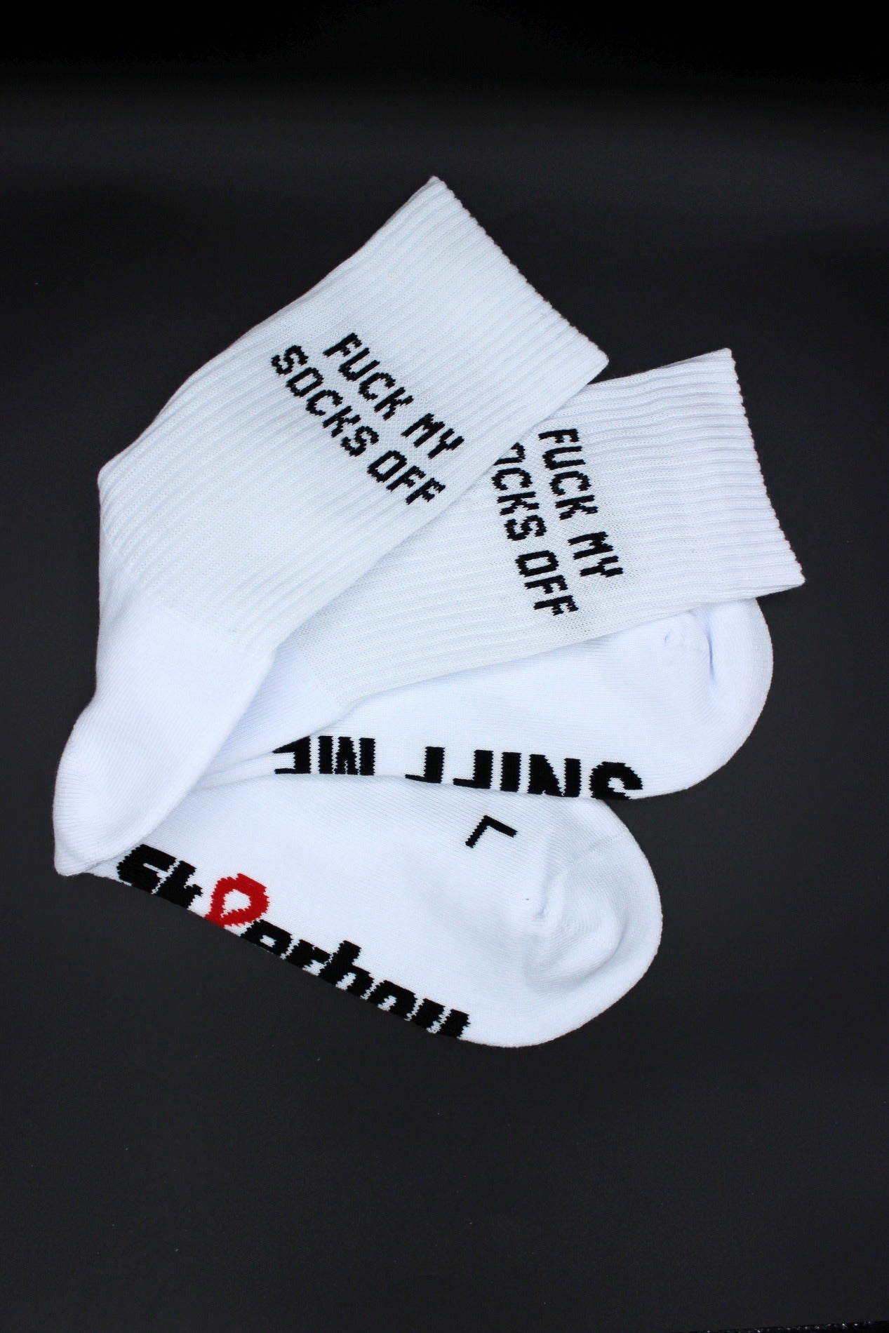 weisse sk8erboy socken mit sniff me auf der unterseite und großem logo in detailansicht