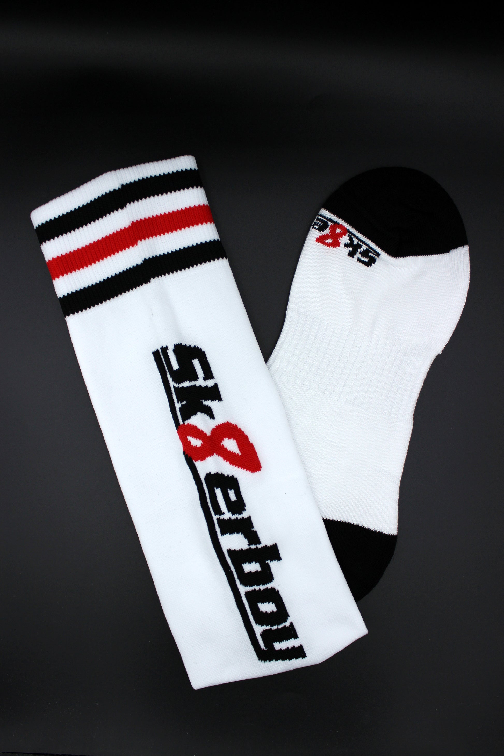 detailaufnahme der sk8erboy soccer stutzen mit großem logo auf der wade und schwarz weiss rotem bund