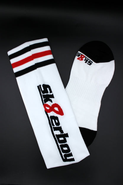 detailaufnahme der sk8erboy soccer stutzen mit großem logo auf der wade und schwarz weiss rotem bund
