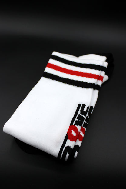 detailaufnahme der sk8erboy soccer stutzen mit großem logo auf der wade und schwarz weiss rotem bund