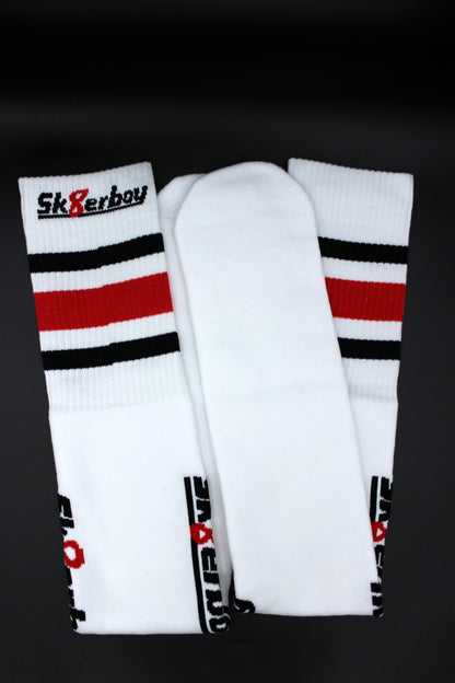 detailansicht der sk8erboy tube socks in einheitsgrösse und schwarz weiss rotem balken am bund mit großem logo