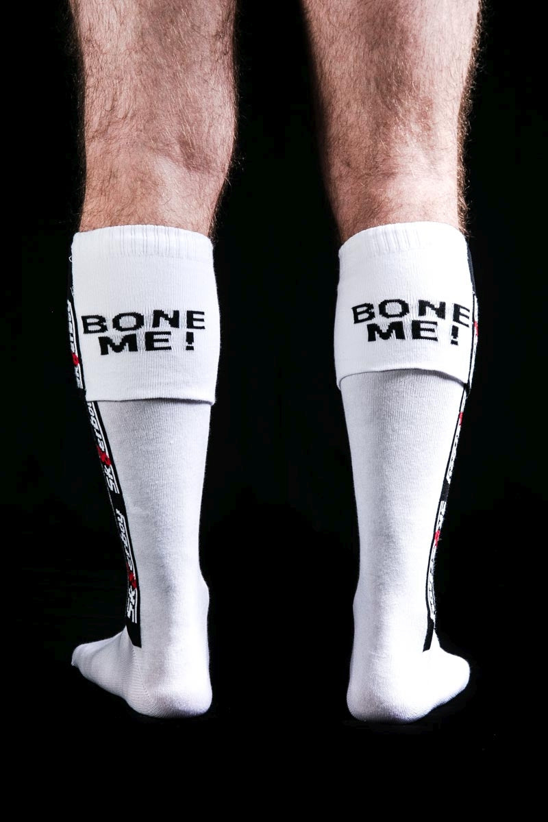 weiße strümpfe von hinten herunter gekrempelt mit dem aufdruck bone me! von sk8erboy socken