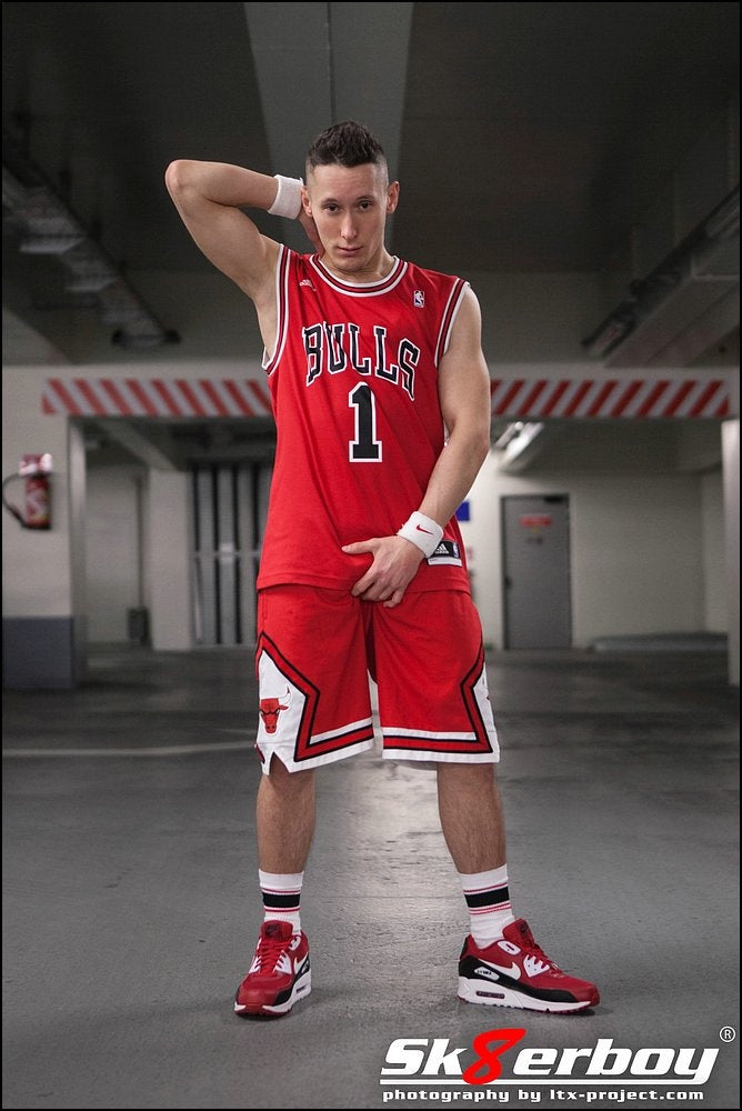 junge in chicago bulls sport klamotten rot traegt passende nike air max sneaker und sk8erboy deluxe socks socken in rot in einer tiefgarage