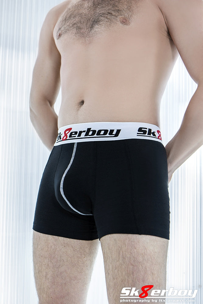 junge trägt schwarze boxershort von sk8erboy mit weissem bund und großem sk8erboy logo darauf