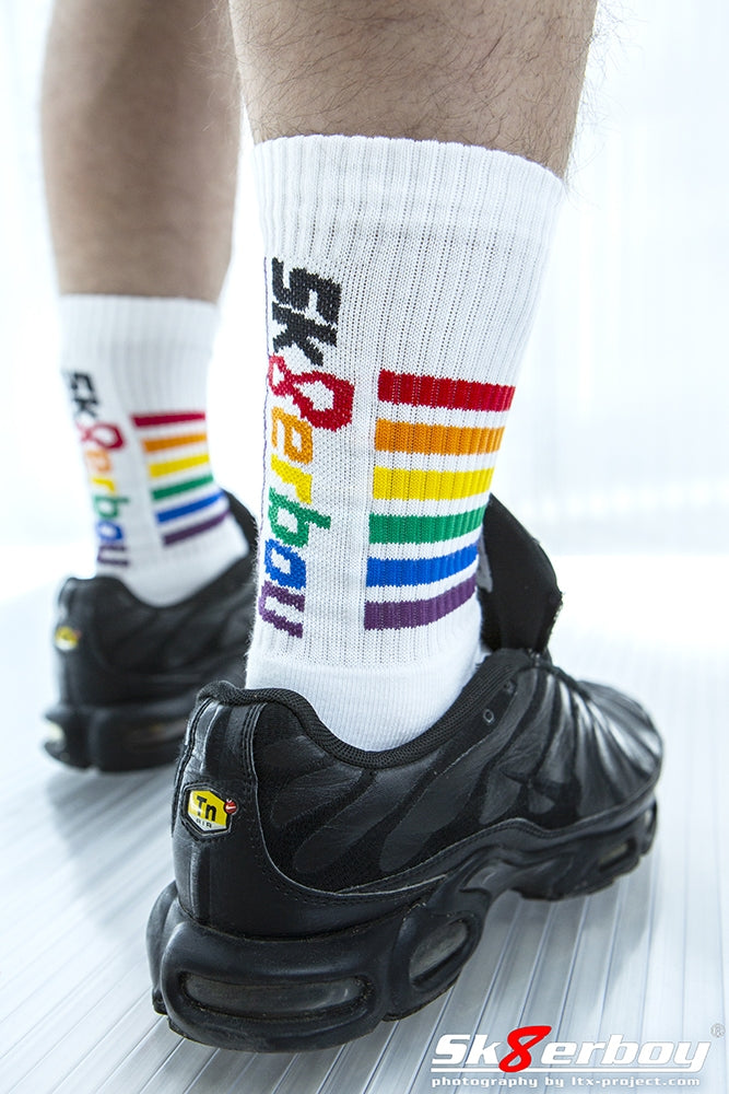 sk8erboy pride lgbt regenbogen socken von hinten mit allen farben in schwarzen nike tn sneaker