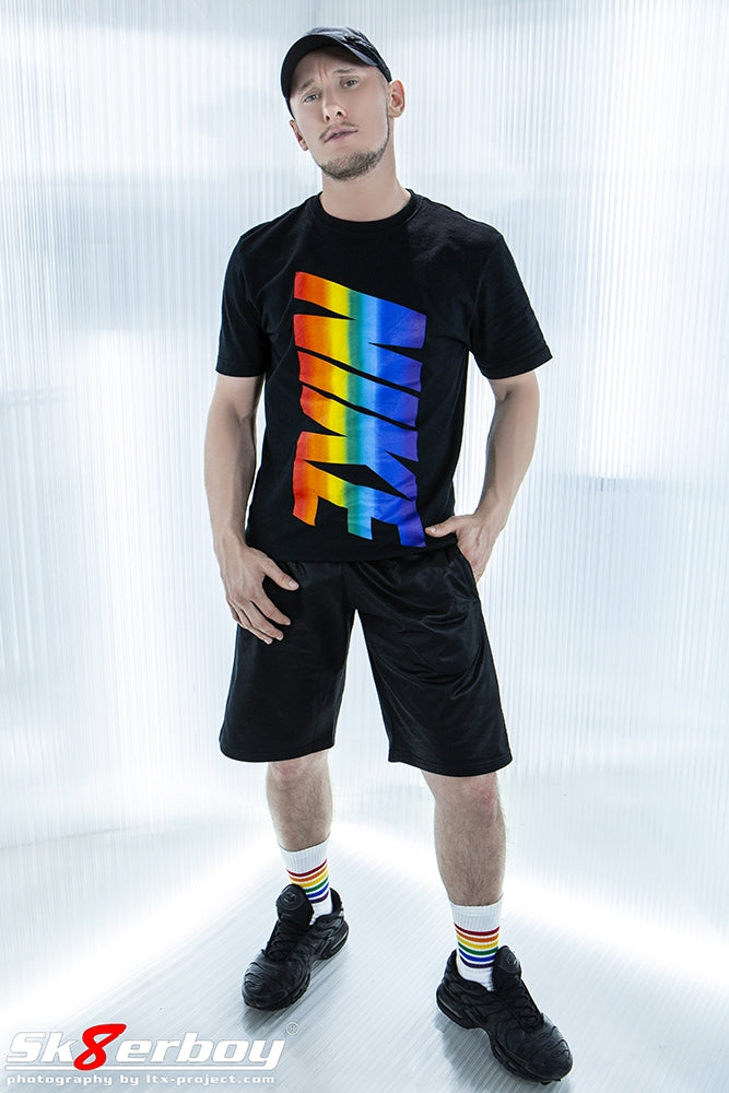 sportlicher junge traegt pride regenbogen socken lgbt von sk8erboy und passendes nike t-shirt in schwarz mit regenbogenbuchstaben darauf