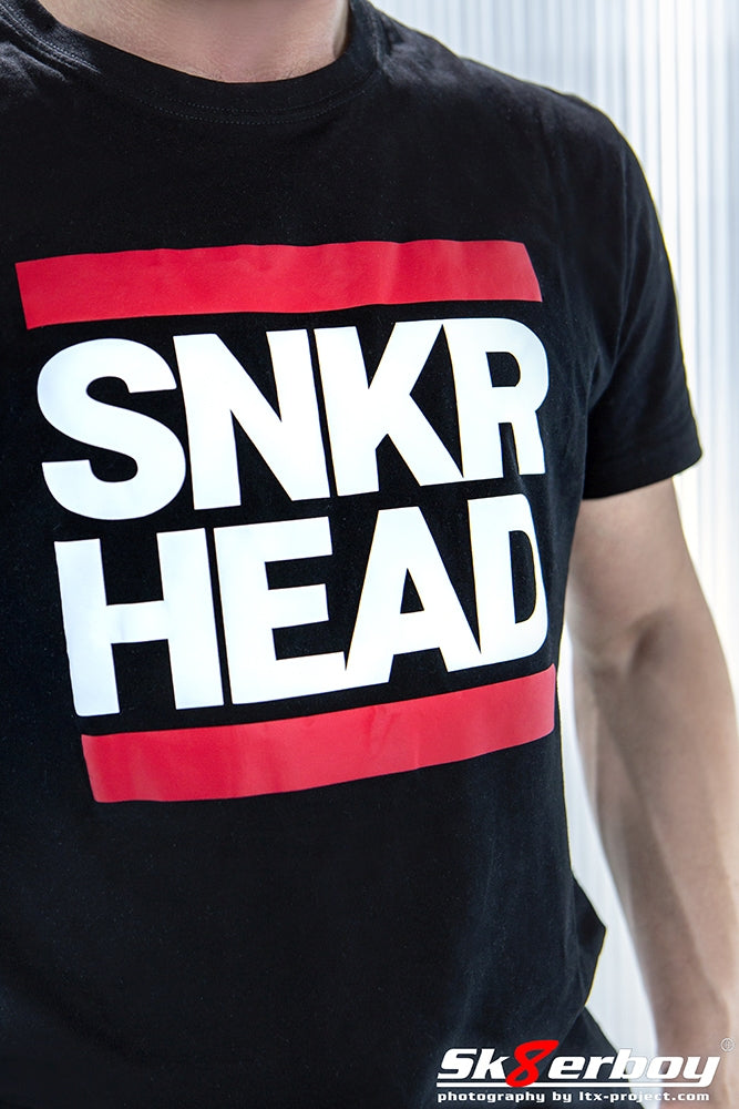 schwarzes t-shirt von sk8erboy von vorne mit snkr head aufdruck in weiss und roten balken