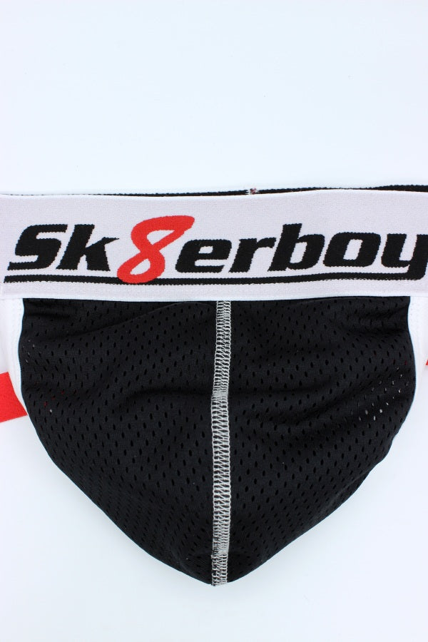 sk8erboy jock in den farben schwarz weiss und rot mit mesh stoff an der vorderseite und großem logo am breiten bund als fetisch unterwaesche in detailansicht von vorne