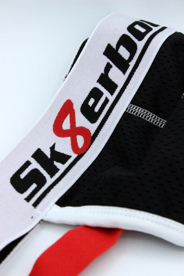 sk8erboy jock in den farben schwarz weiss und rot mit mesh stoff an der vorderseite und großem logo am breiten bund als fetisch unterwaesche in detailansicht der vorderseite