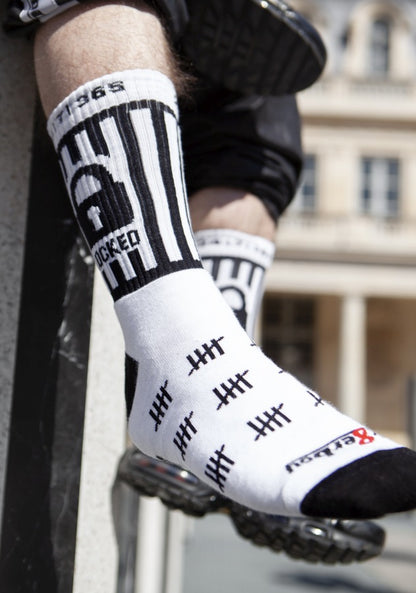 junger gay traegt locked socks von sk8erboy mit schloss am bund und 365 24 7 am bund fuer fans von chastity und keuschheit oder bondage