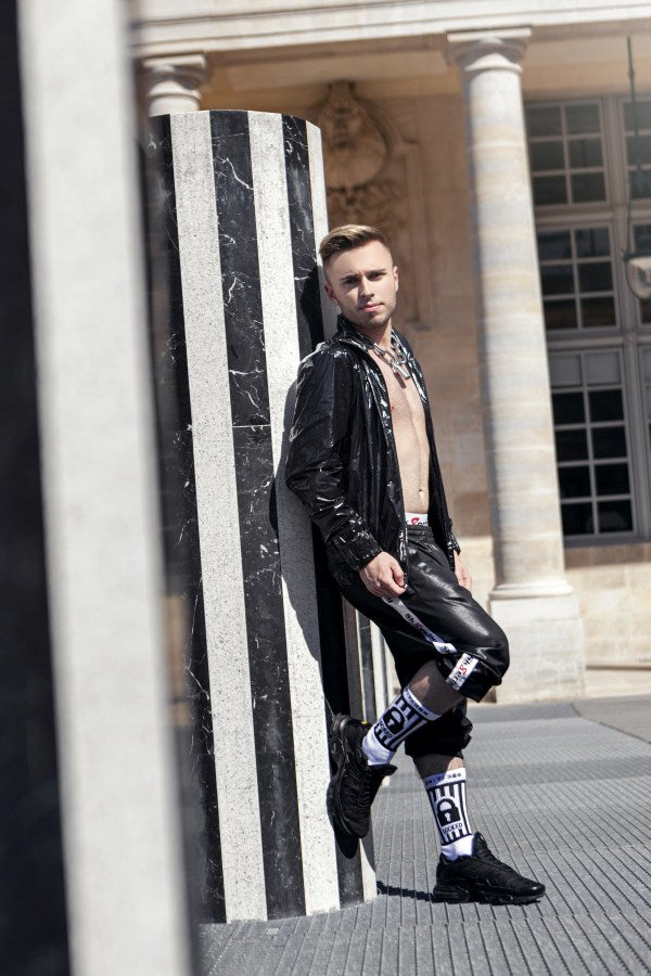 junger gay traegt locked socks von sk8erboy mit schloss am bund und 365 24 7 am bund fuer fans von chastity und keuschheit oder bondage mit shiny anzug fetish