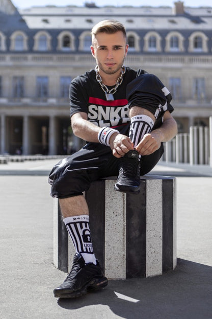 junger gay traegt locked socks von sk8erboy mit schloss am bund und 365 24 7 am bund fuer fans von chastity und keuschheit oder bondage mit halskette und schloss