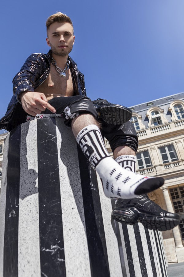 junger gay traegt locked socks von sk8erboy mit schloss am bund und 365 24 7 am bund fuer fans von chastity und keuschheit oder bondage