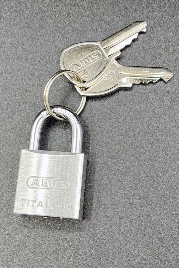 abus vorhaengeschloss mit zwei schluesseln zum abschließen von fesseln und kaefigen oder gepaeck und koffer