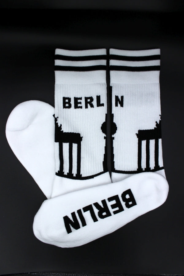 weisse sk8erboy berlin socken mit brandenburger tor und funkturm am bund auf der unterseite mit großem logo und BERLIN schriftzug  in detailansicht