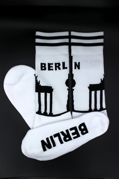 weisse sk8erboy berlin socken mit brandenburger tor und funkturm am bund auf der unterseite mit großem logo und BERLIN schriftzug  in detailansicht