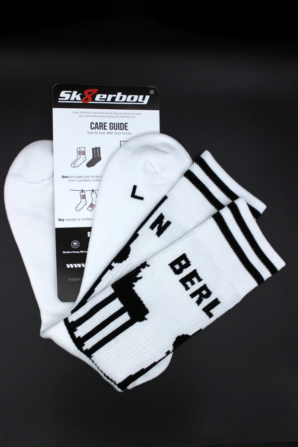 weisse sk8erboy berlin socken mit brandenburger tor und funkturm am bund auf der unterseite mit großem logo und BERLIN schriftzug  in detailansicht