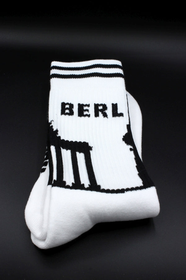 weisse sk8erboy berlin socken mit brandenburger tor und funkturm am bund auf der unterseite mit großem logo und BERLIN schriftzug  in detailansicht
