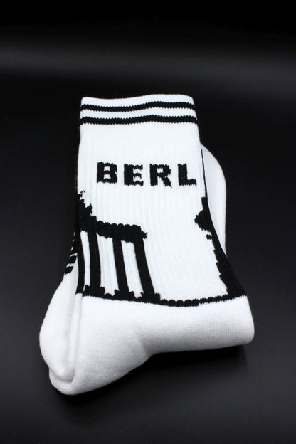 weisse sk8erboy berlin socken mit brandenburger tor und funkturm am bund auf der unterseite mit großem logo und BERLIN schriftzug  in detailansicht