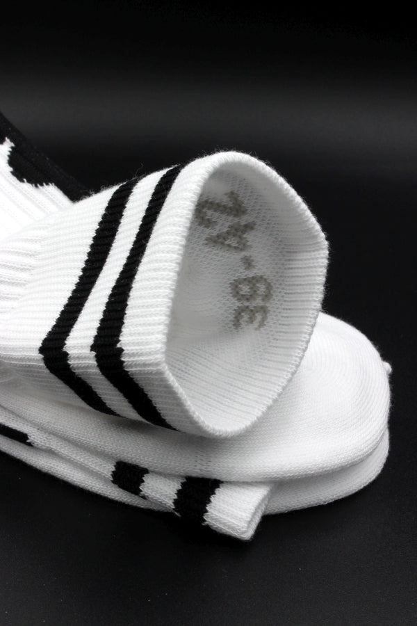 weisse sk8erboy berlin socken mit brandenburger tor und funkturm am bund auf der unterseite mit großem logo und BERLIN schriftzug  in detailansicht mit grösse im bund