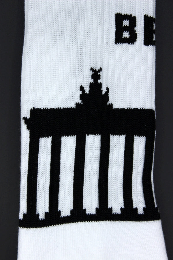 weisse sk8erboy berlin socken mit brandenburger tor und funkturm am bund auf der unterseite mit großem logo und BERLIN schriftzug  in detailansicht