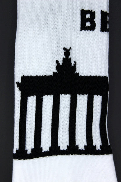 weisse sk8erboy berlin socken mit brandenburger tor und funkturm am bund auf der unterseite mit großem logo und BERLIN schriftzug  in detailansicht