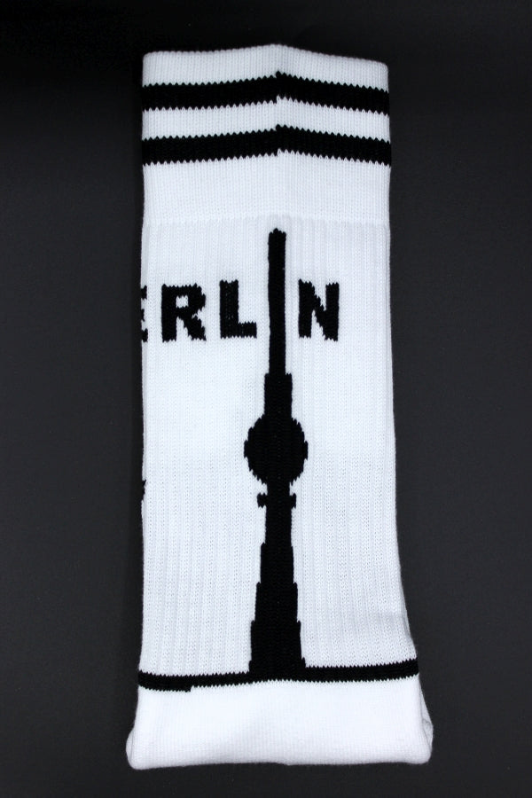 weisse sk8erboy berlin socken mit brandenburger tor und funkturm am bund auf der unterseite mit großem logo und BERLIN schriftzug  in detailansicht