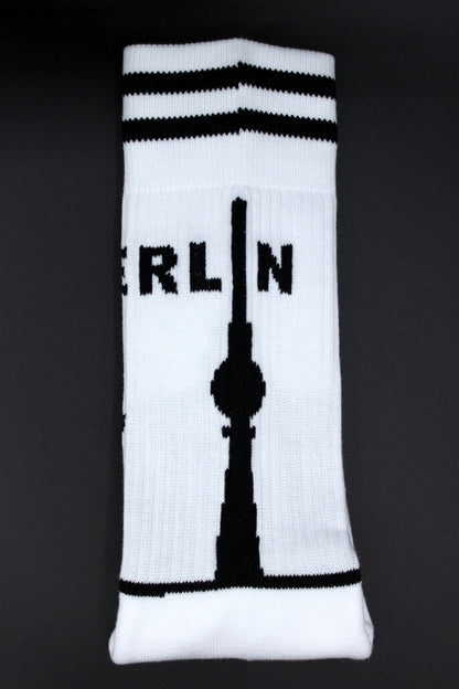 weisse sk8erboy berlin socken mit brandenburger tor und funkturm am bund auf der unterseite mit großem logo und BERLIN schriftzug  in detailansicht