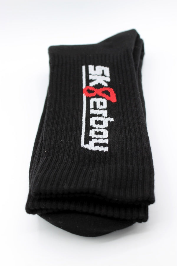 sk8erboy crew socken socks in schwarz black mit weissem sk8erboy schriftzug und roter 8 ansicht des bundes