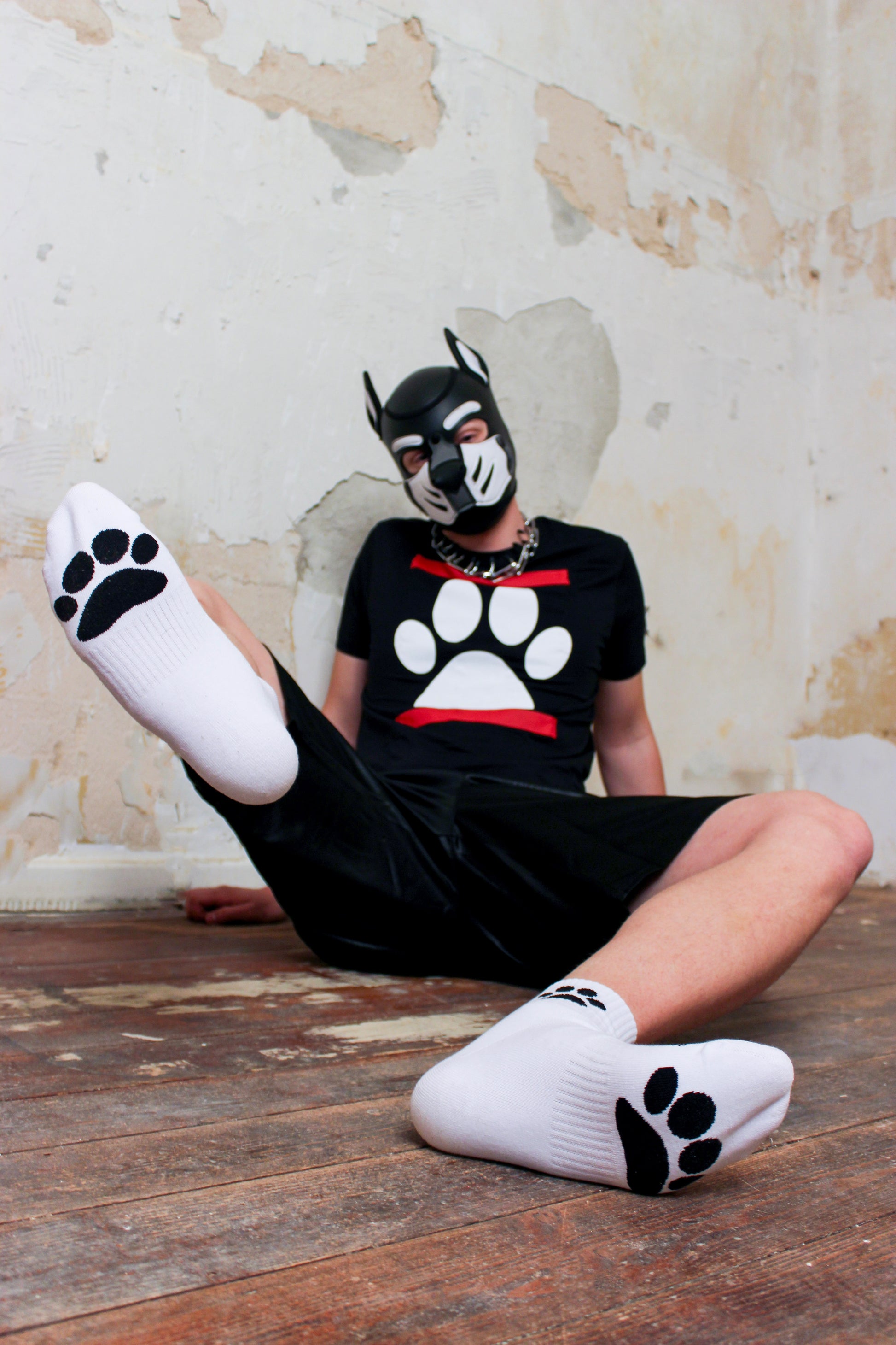 junger gay doggy traegt weisse sk8erboy puppy short crew socks mit hunde pfoten in schwarz und dog paw t-shirt mit hundemaske zu seinen roten nike tn zieht seine socken am bund straff