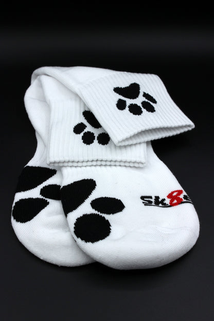 weisse sk8erboy puppy short crew socks mit hunde pfoten in schwarz in nahaufnahme