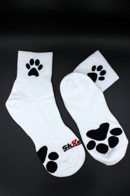 weisse sk8erboy puppy short crew socks mit hunde pfoten in schwarz in nahaufnahme