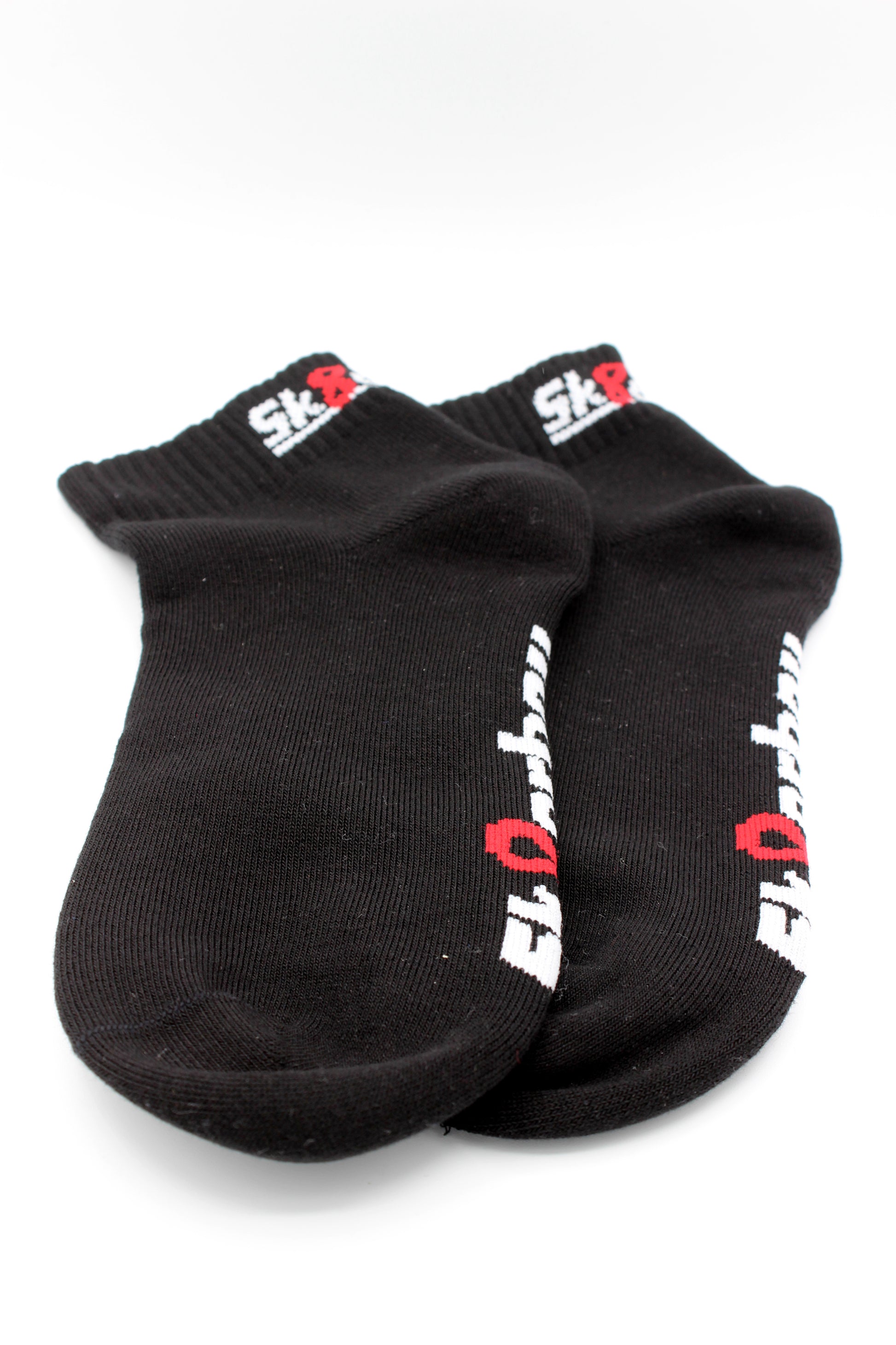 schwarze quarter socks von sk8erboy mit logo am bund und auf der unterseite in nahaufnahme